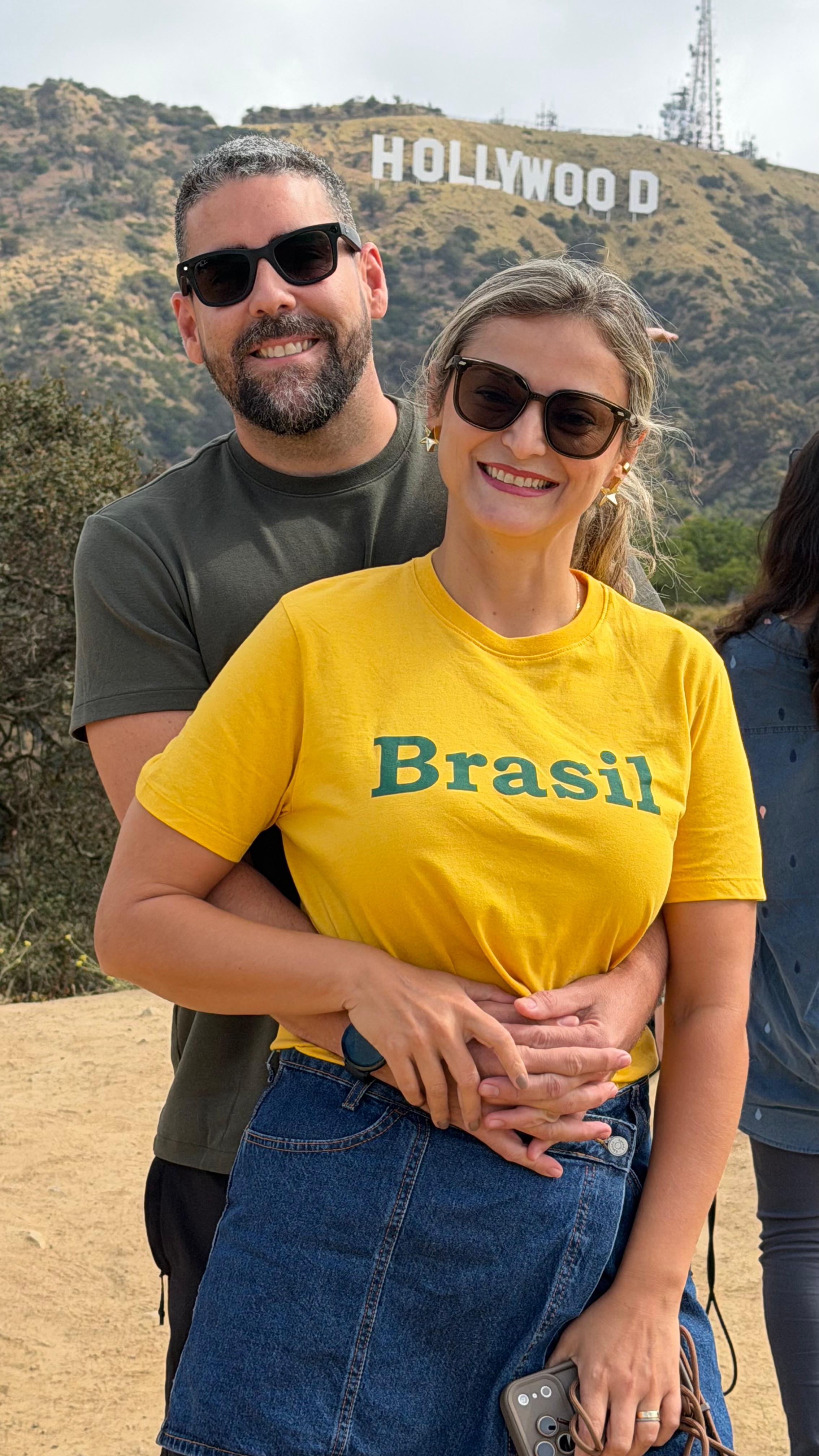 Casal com camiseta Brasil em frente ao Hollywood Sign