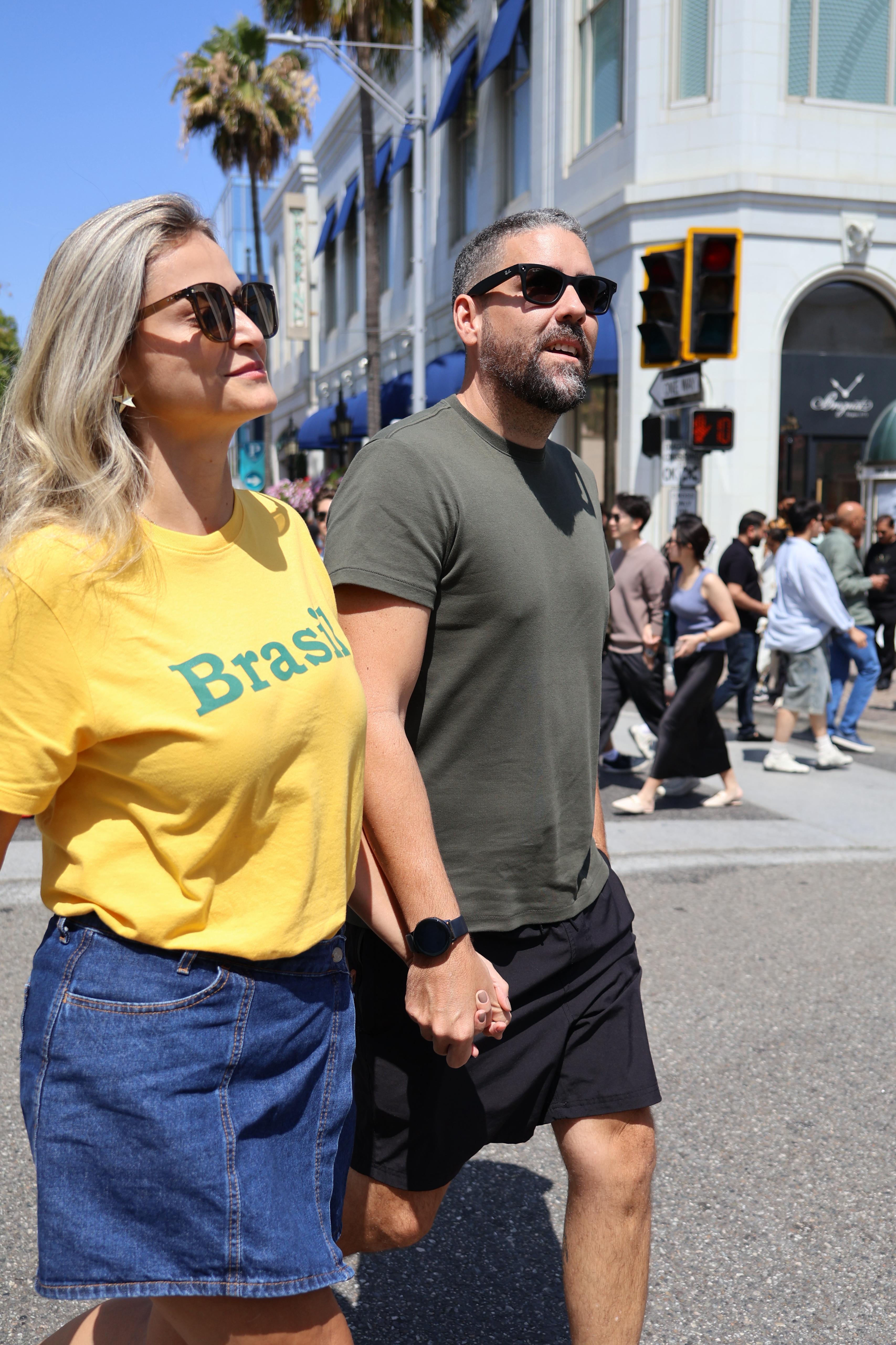 Casal andando pela Rodeo Drive em Beverly Hills