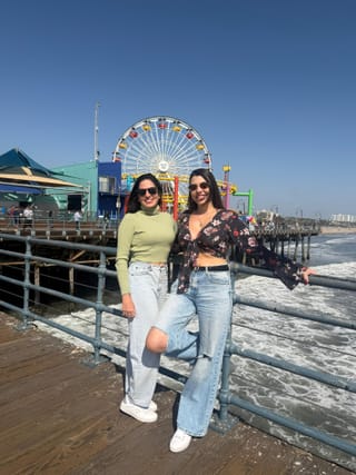 Amigas em frente à roda gigante do Santa Monica Pier