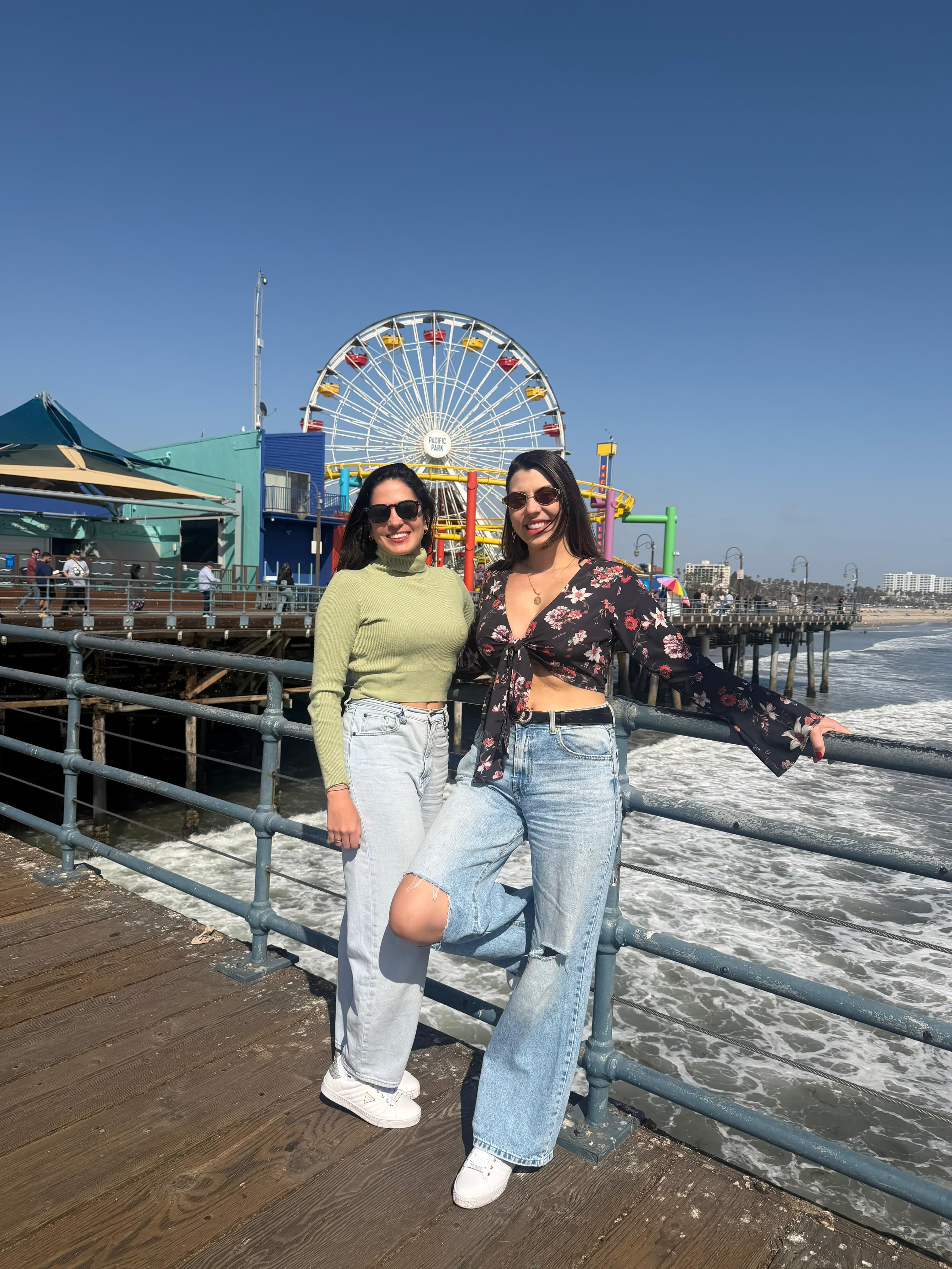 Amigas em frente à roda gigante do Santa Monica Pier