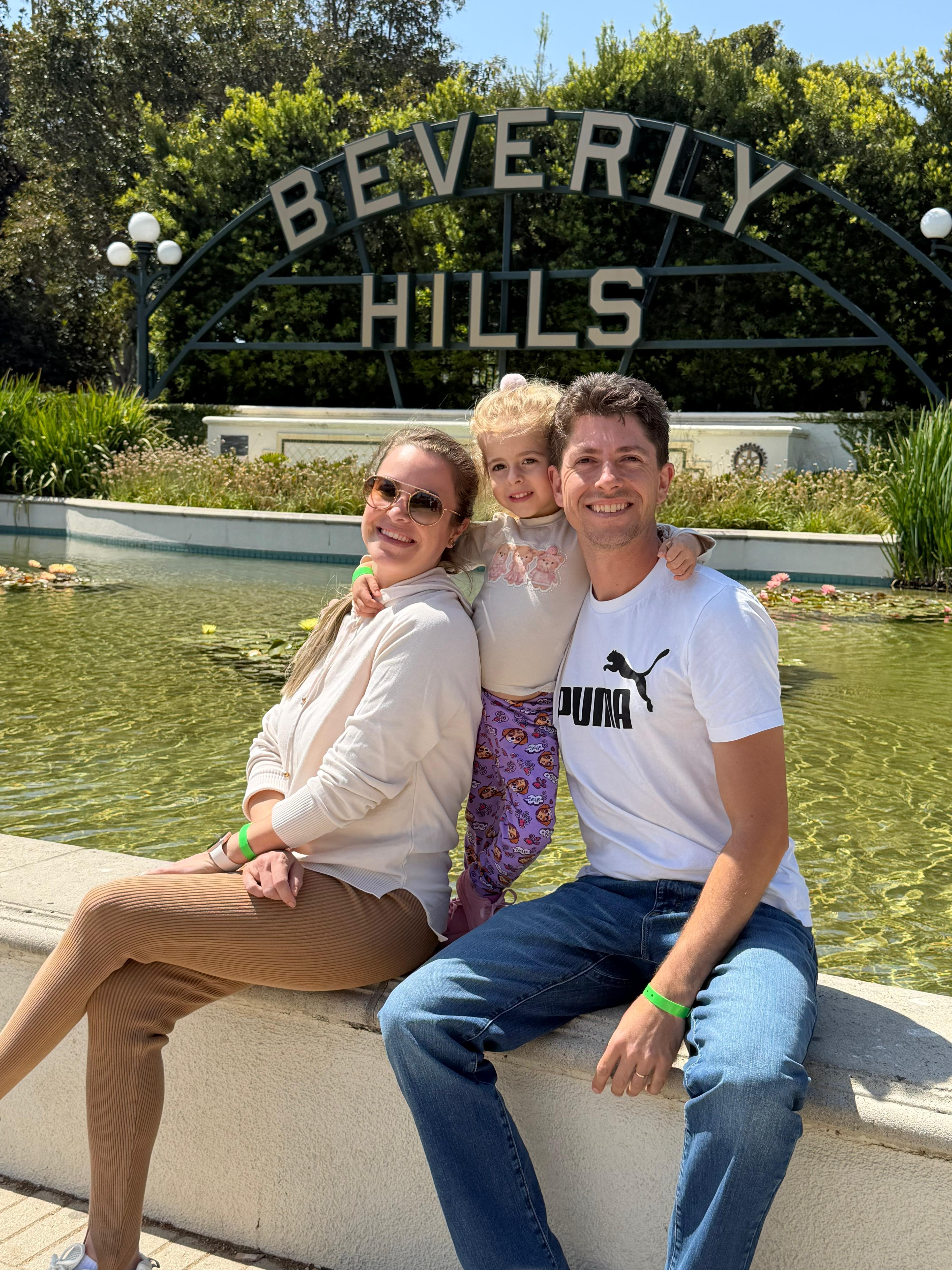 Família no letreiro Beverly Hills Gardens Park