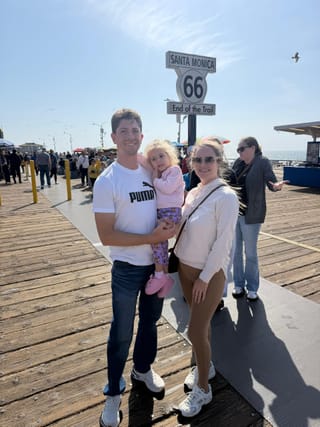Família na placa Route 66 · End of the Trail