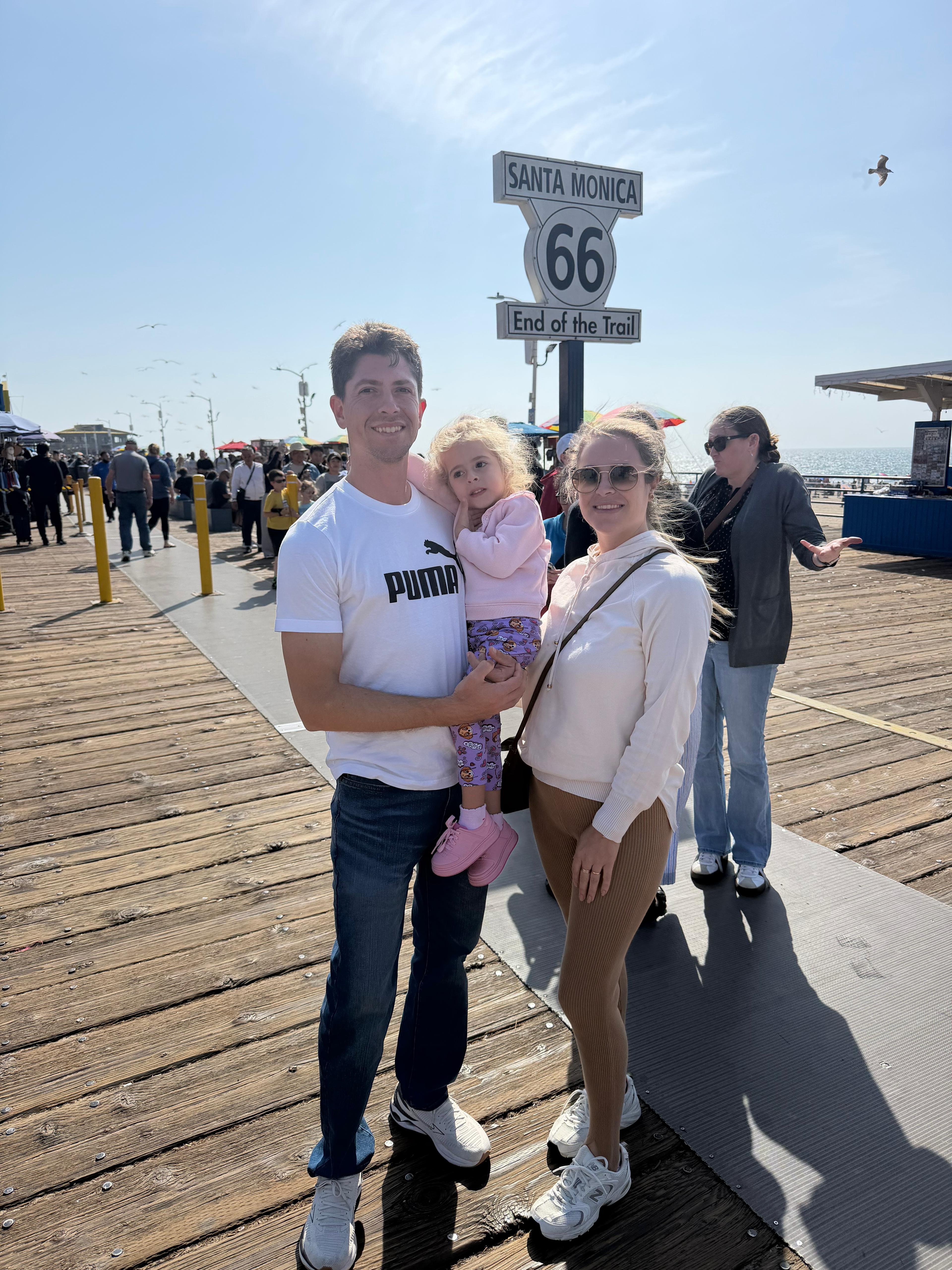 Família na placa Route 66 · End of the Trail