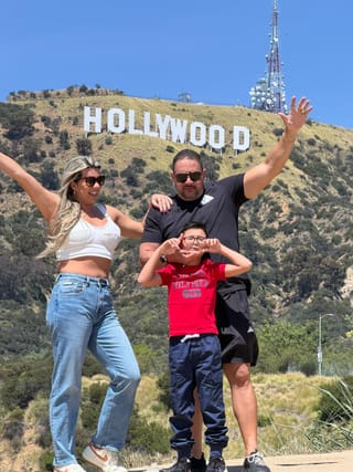 Família em frente ao Hollywood Sign