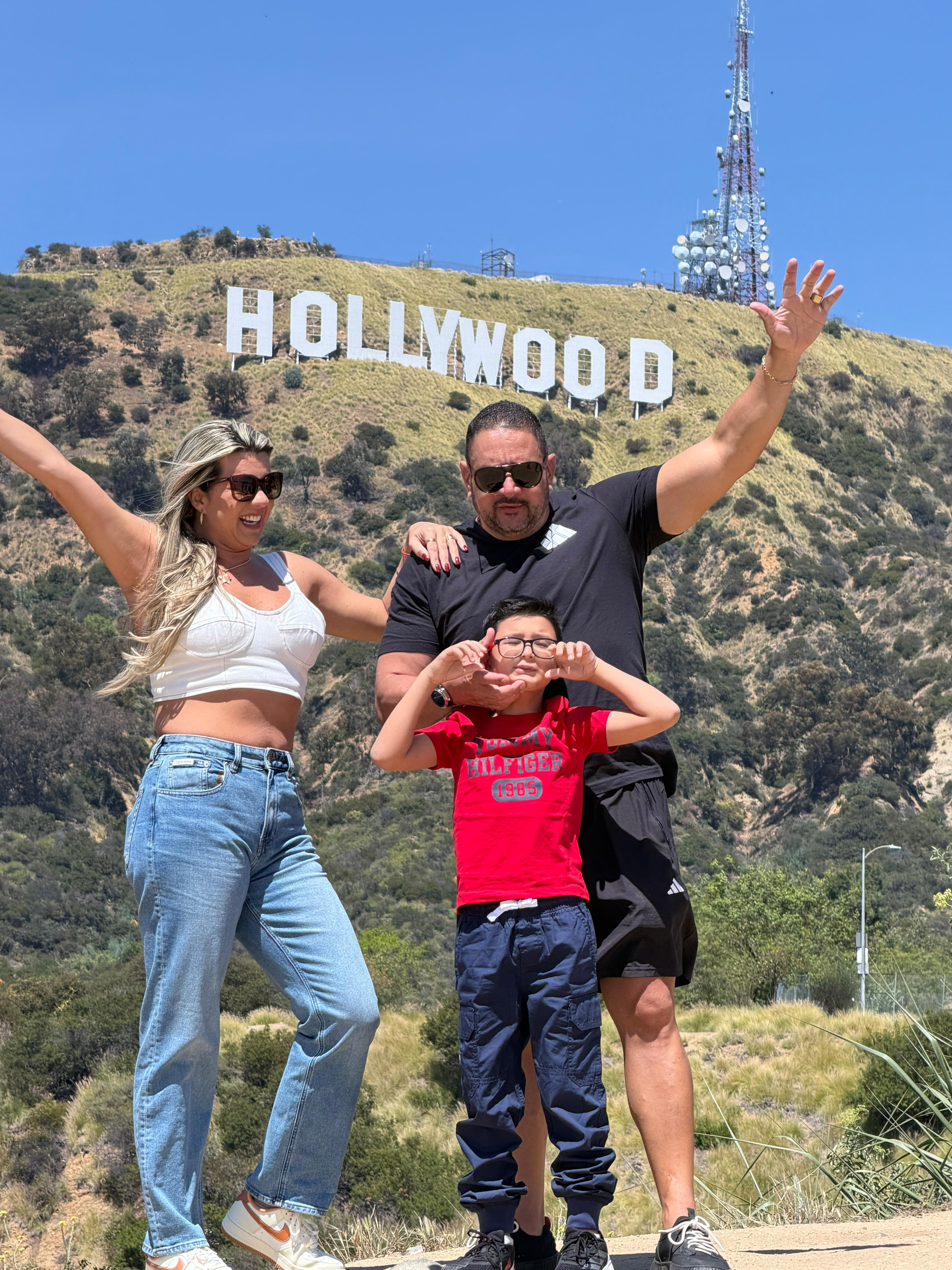 Família em frente ao Hollywood Sign