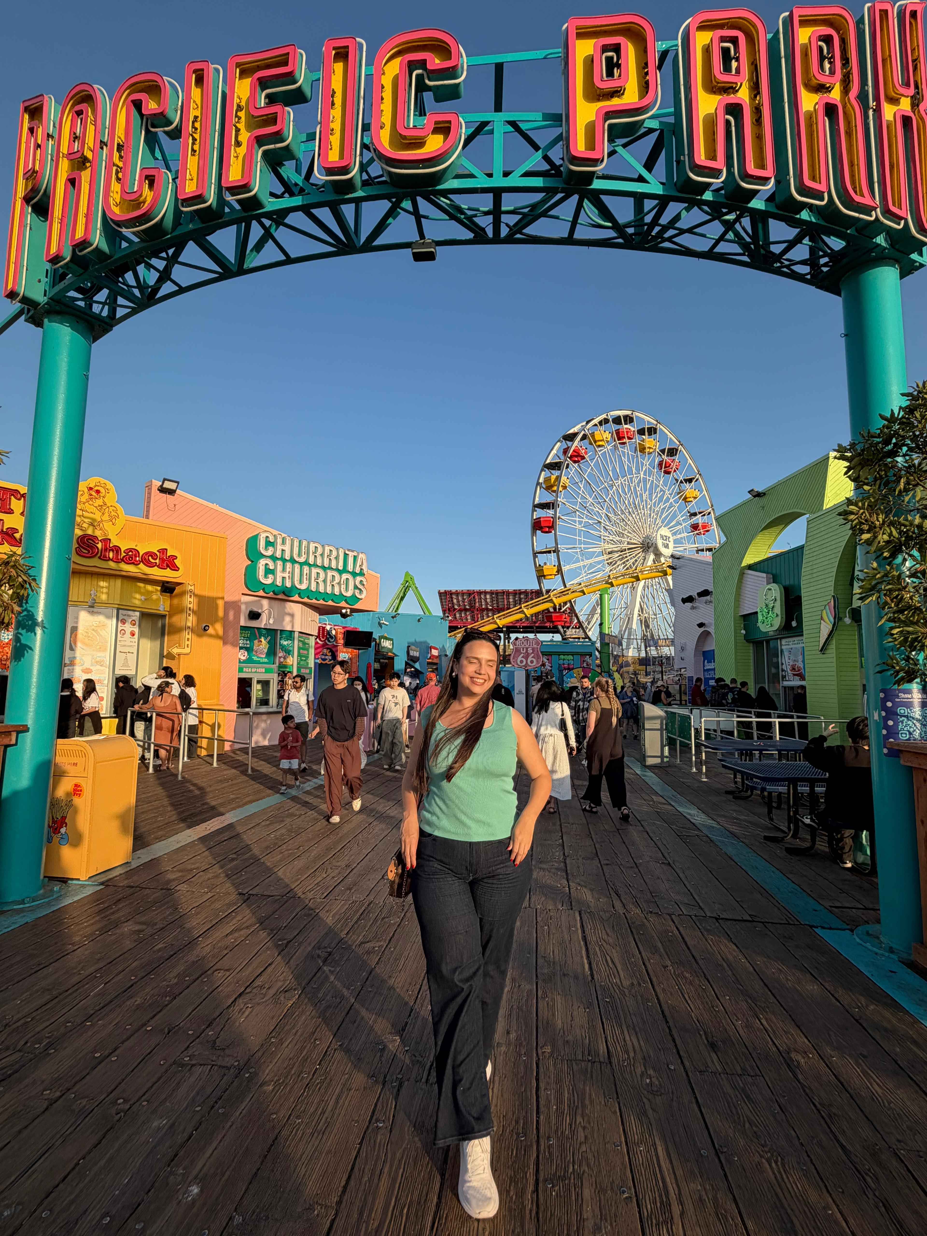 Cliente sob o arco Pacific Park no Santa Monica Pier